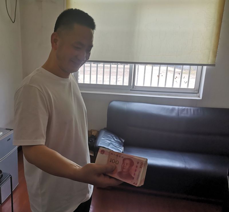 點(diǎn)贊！拾金不昧好的哥 萬元現(xiàn)金物歸原主